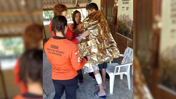 imagem colorida homem se perde trilha sc