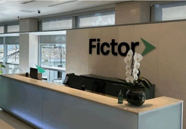 Imagem colorida de recepção de empresa do Grupo Fictor