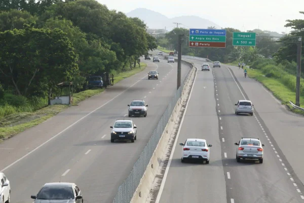 Imagem colorida mostra a rodovia Rio-Santos - Metrópoles