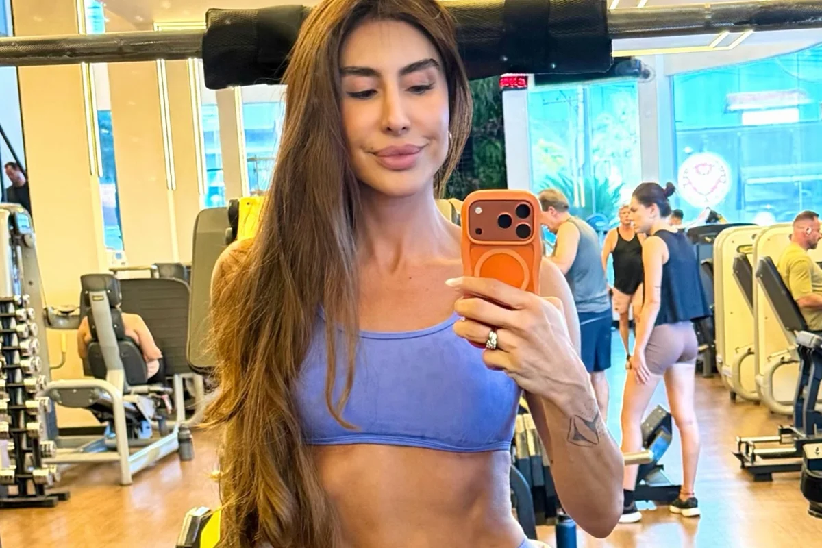 Jaque Khury faz selfie na academia Jaque Khury faz selfie na academia