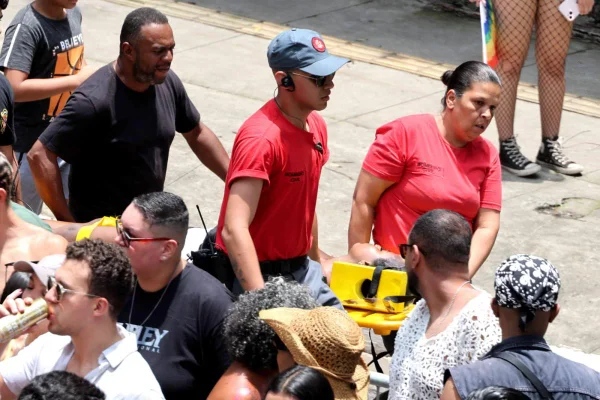 Pessoa passa mal em bloco de rua na Consolação - Metrópoles
