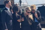 Erika Kirk foi amparada por amigos e familiares durante o velório do marido