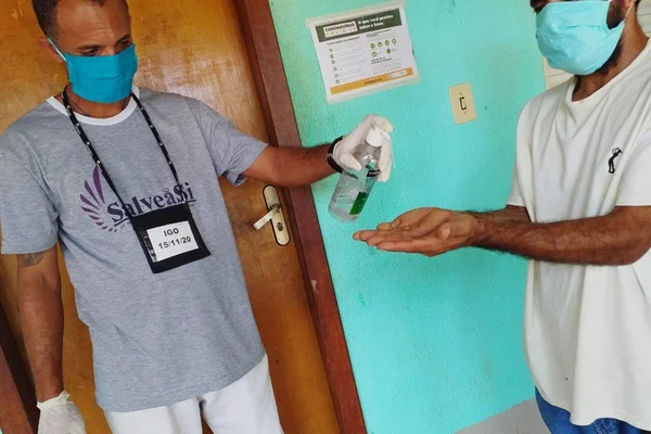 Homem fazendo uso de álcool em gel