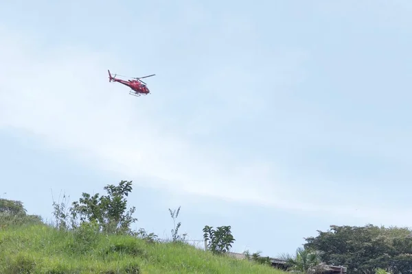 Após fim de evacuamento, bombeiros voltam a fazer buscas por vítimas