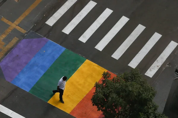 Desembargador manda Goiânia retirar faixas com bandeira LGBT em 24h