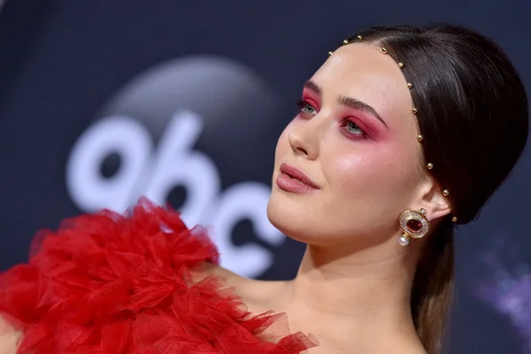 Adereços de cabeça protagonizam tapete vermelho no AMA 2019