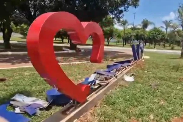 Letreiro do Cruzeiro destruído - Metrópoles