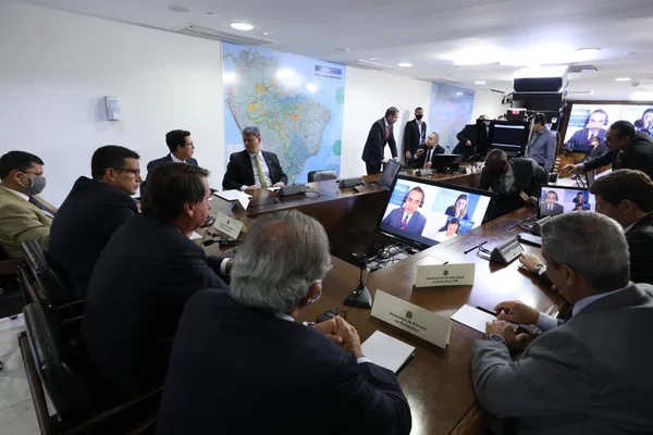 Guedes dá receita para vencer crise: “Vacinação e auxílio emergencial”