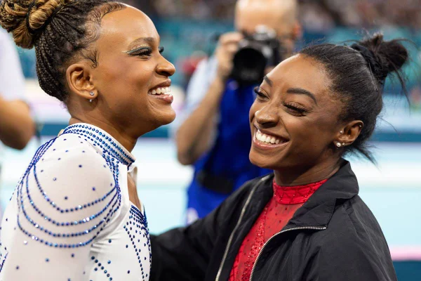 Rebeca e Biles protagonizam romance erótico criado por brasileira