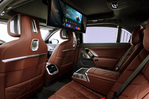Novo BMW Série 7 tem TV de 31’’ no teto com Netflix, Amazon Prime…