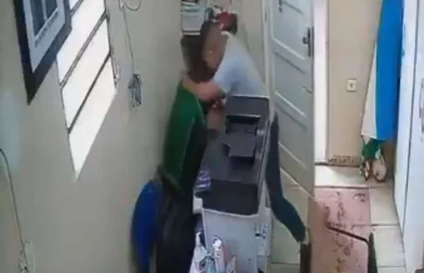 Imagem colorida de professor atacando diretor - Metrópoles