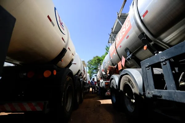 Planalto não faz proposta e pede prazo. Caminhoneiros mantêm greve
