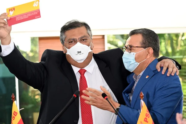 Flávio Dino, então candidato ao Senado, anuncia a filiação ao PSB ao lado do presidente do partido, Carlos Siqueira