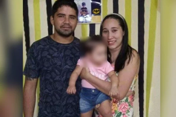 Bebê é assassinada a tiros enquanto mamava nos braços da mãe