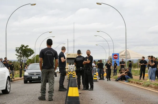 Agentes penitenciários barram bonde de presos na Papuda