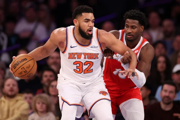 Imagem colorida de Karl-Anthony Towns e Jaren Jackson Jr. - Metrópoles