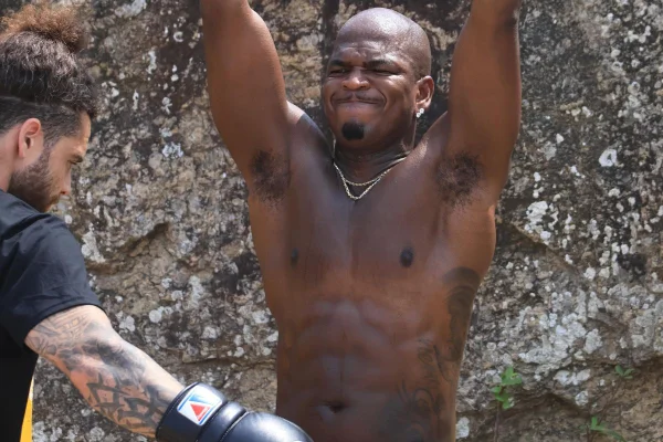 foto colorida do cantor ne-yo no arpoador