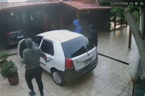 Imagem colorida de suspeitos invadindo casa de ex-vereador. Metrópoles