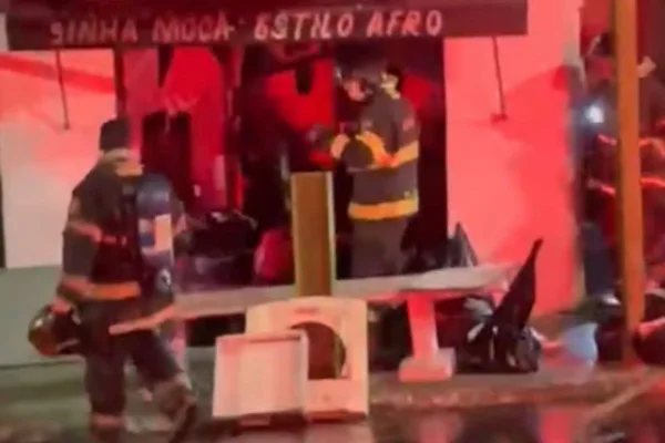 Imagem colorida mostra atuação do Corpo de Bombeiros e resgate a vítimas após explosão de botijão. Metrópoles