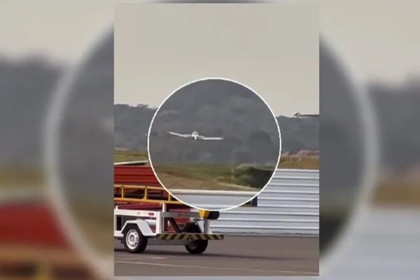 Imagem colorida de avião - Metrópoles