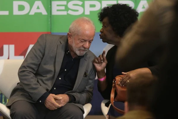 O cochicho de Lula ao ouvido de Benedita da Silva