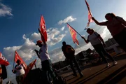 Profissão “bandeirinha”: centenas de pessoas fazem renda extra na eleição - imagem 5 Profissão “bandeirinha”: centenas de pessoas fazem renda extra na eleição - imagem 5