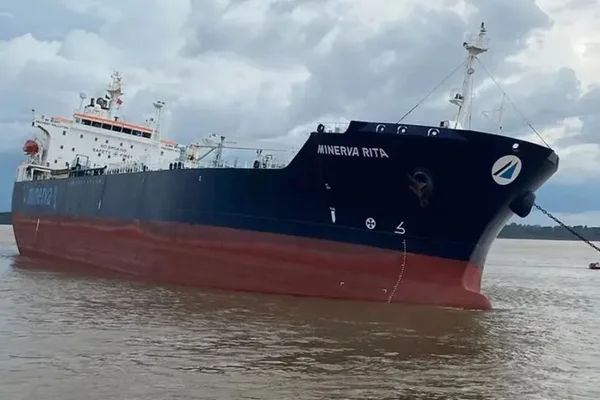 Imagem colorida mostra Minerva Rita, navio tombado no Rio Amazonas - Metrópoles