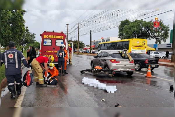 Motociclista mata homem atropelado e bate em dois carros no DF