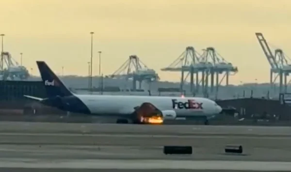 Imagem colorida de avião pegando fogo após colidir com ave - Metrópoles
