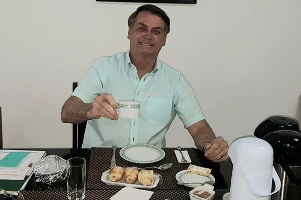 Bolsonaro tomando chá