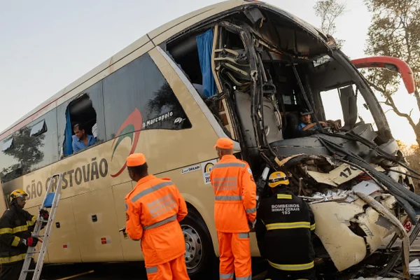 Acidente entre ônibus e carreta deixa 19 feridos na MG-410