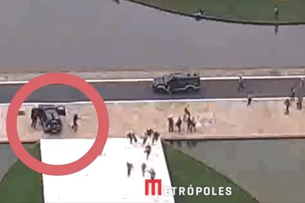 Vídeo mostra dupla de policiais tentando impedir invasão ao Congresso