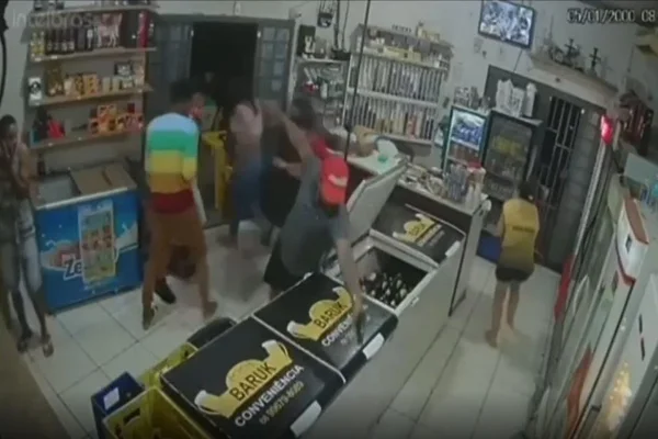 Imagens de câmera de segurança mostram homem sendo assassinado por engano em loja de conveniência no Mato Grosso- Metrópoles