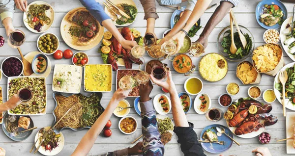 Mesa com diversos tipos diferentes de pratos
