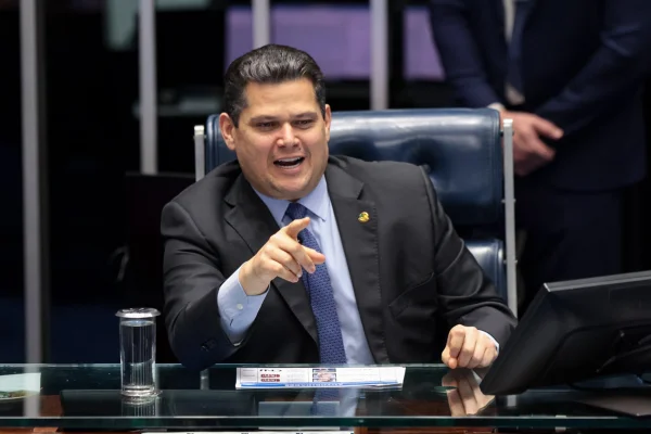 imagem colorida do Senador Davi Alcolumbre (União-AP), durante votação da indicação de Jorge Messias ao STF