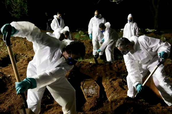 mortes pandemia enterro noturno covid 19 cemitério sao paulo 2