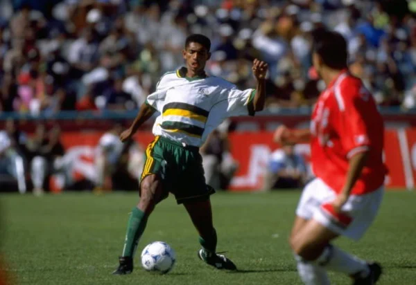 Imagem colorida de ex-jogador de futebol sul-africano que faleceu em acidente- Metrópoles