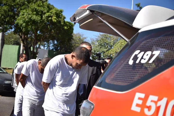 Líderes de bando que explodiu caixas eletrônicos fugiram do DF