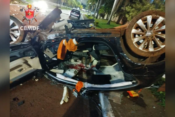 Carro bate em poste, capota e passageiro fica preso às ferragens - destaque galeria