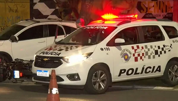 PMs ao lado de viaturas em ocorrência em que PM matou trabalhador em SP