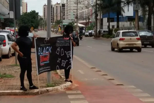 Shopping do DF pinta funcionárias de preto para divulgar Black Friday
