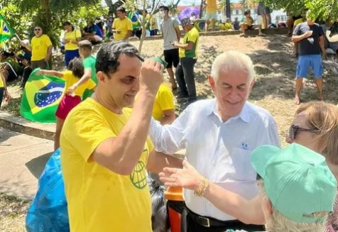 Jouberto Uchôa, reitor da Unit, participa de manifestação golpista em Aracaju