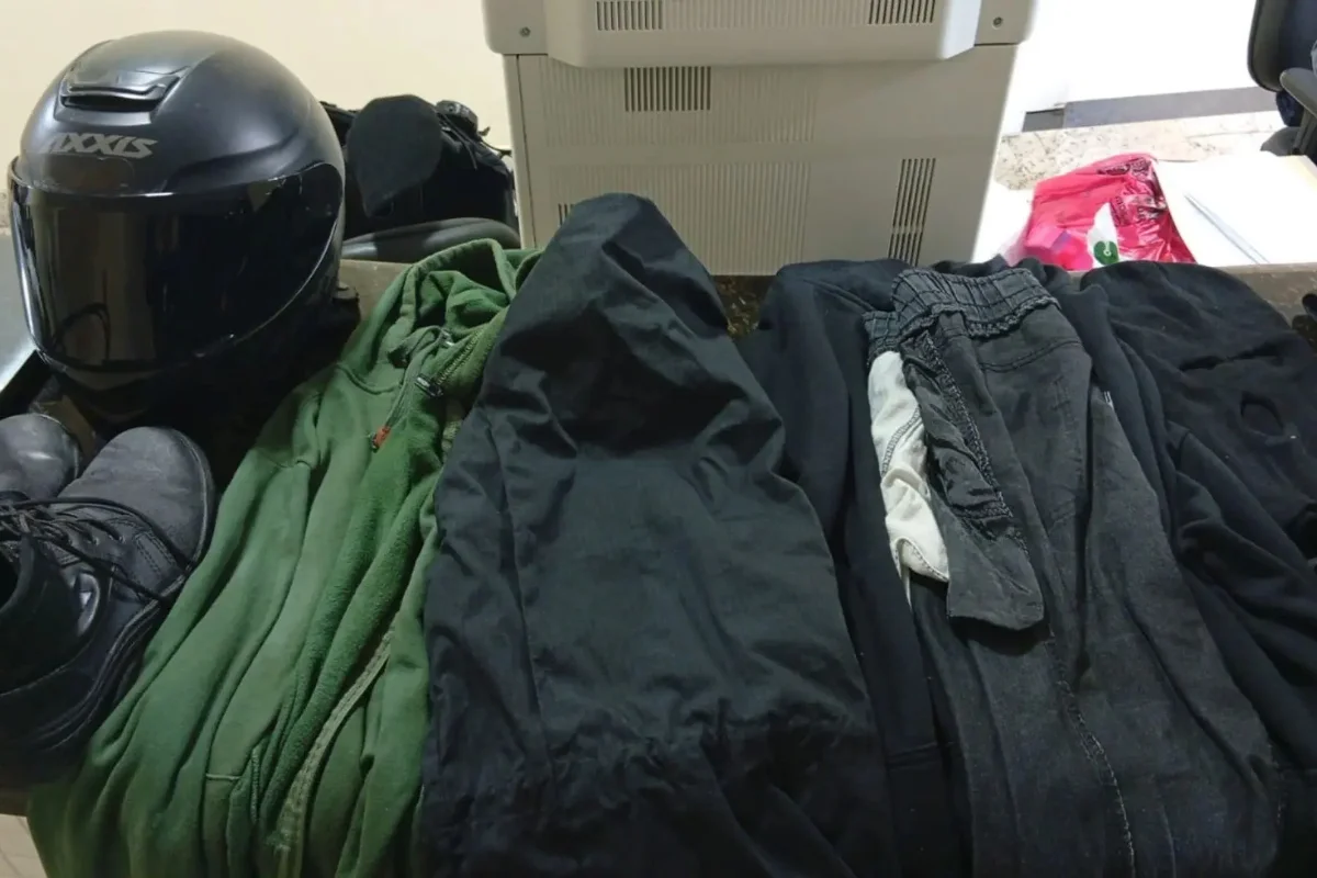 Policiais apreenderam um colete à prova de balas, drogas, câmeras de segurança, rádios comunicadores, balaclavas, celulares, pen drives e um videogame Policiais apreenderam um colete à prova de balas, drogas, câmeras de segurança, rádios comunicadores, balaclavas, celulares, pen drives e um videogame
