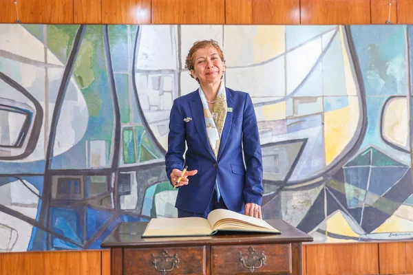 Imagem colorida mostra a embaixadora da Síria no Brasil - Metrópoles