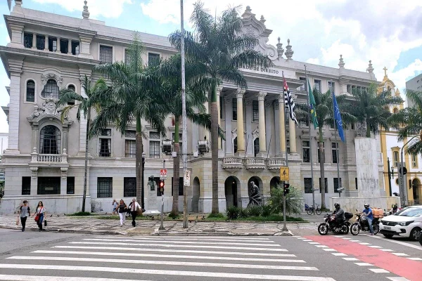 Imagem colorida mostra o prédio onde fica a Faculdade de Direito da USP - Metrópoles