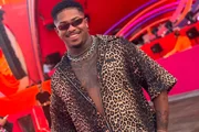 Yuri Costa, ex-bailarino de Ludmilla, posa sorridente nos bastidores do Numanice Yuri Costa, ex-bailarino de Ludmilla, posa sorridente nos bastidores do Numanice