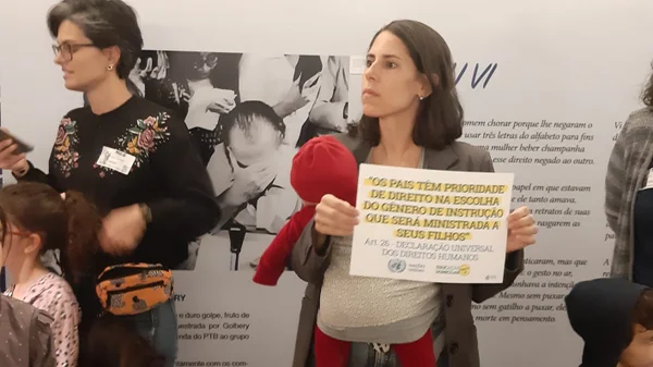 Mães defendem homeschooling, com Brizola ao fundo