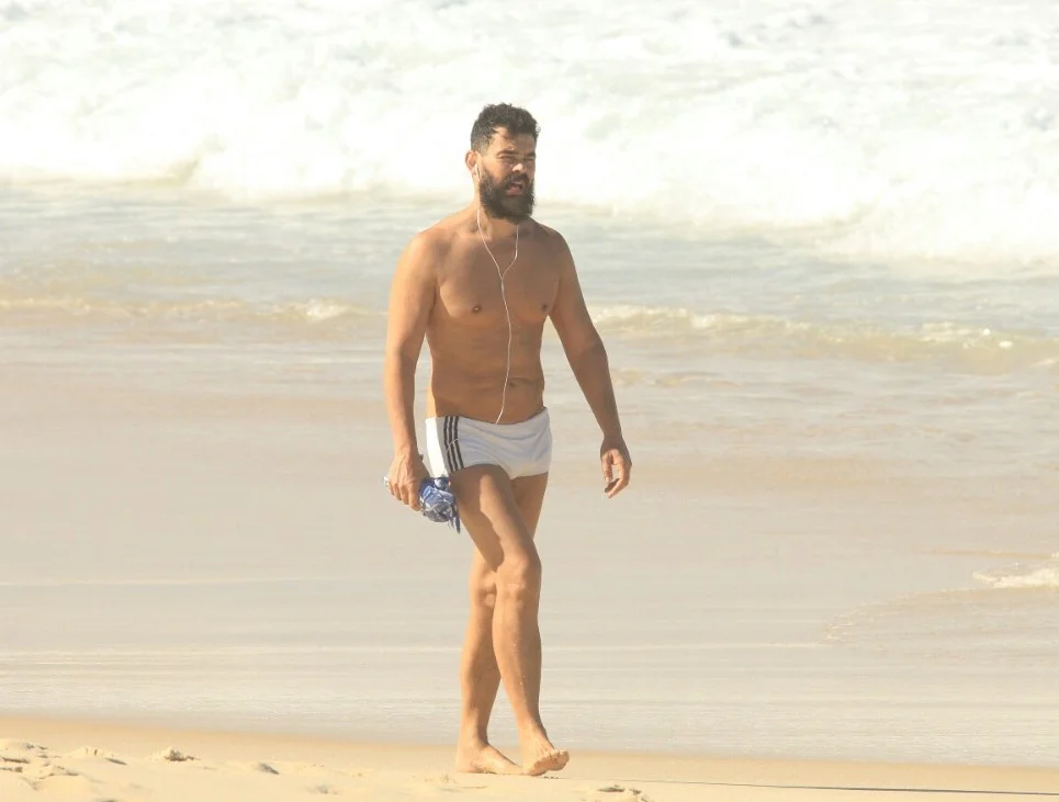 Aos 47 anos, Carmo Dalla Vecchia esbanja a boa forma durante passeio pela praia Aos 47 anos, Carmo Dalla Vecchia esbanja a boa forma durante passeio pela praia