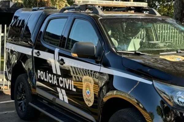 Foto colorida de uma viatura preta da polícia civil de Mato Grosso do Sul
