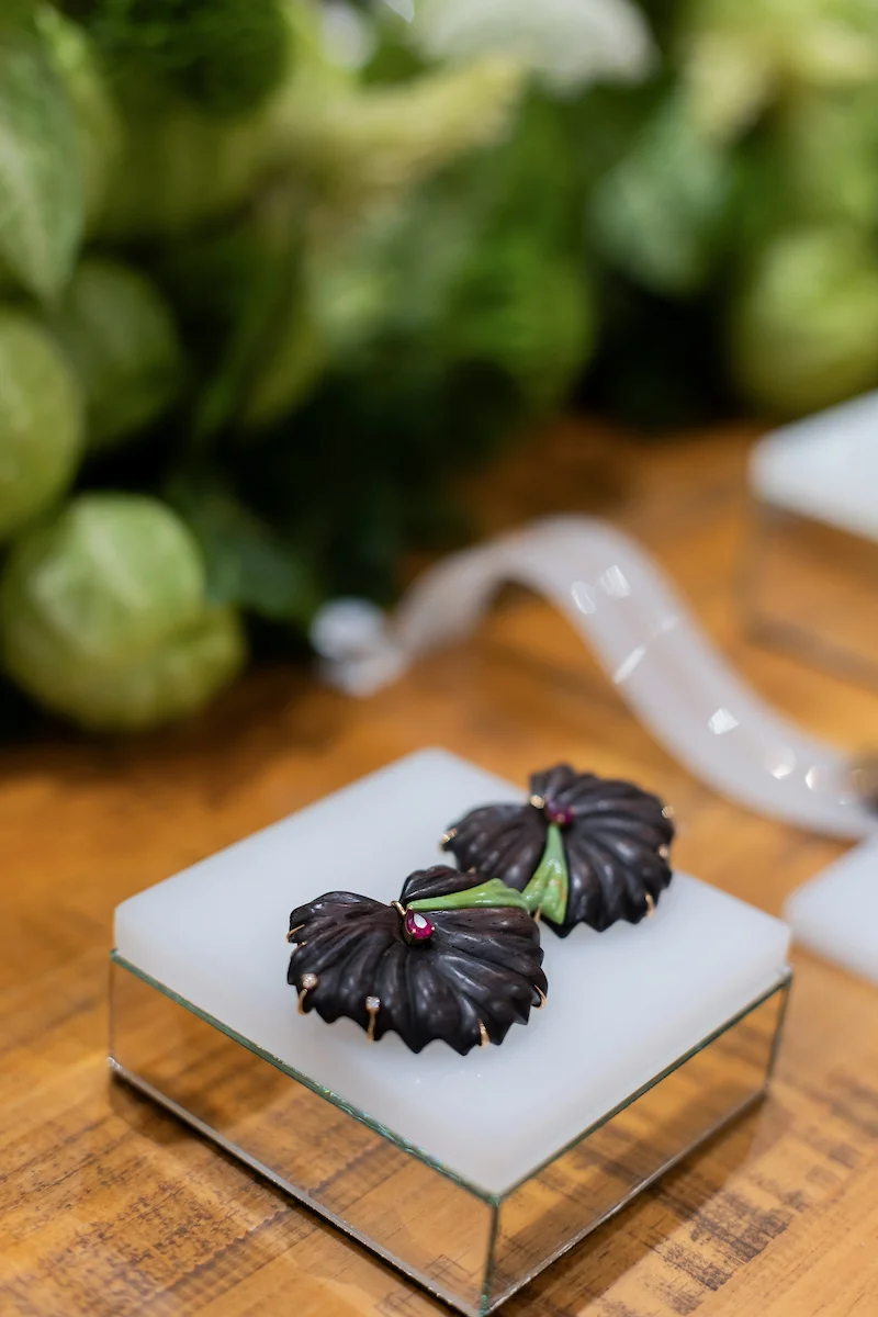 Brinco confeccionado com madeira e ouro, por Emar Batalha Brinco confeccionado com madeira e ouro, por Emar Batalha